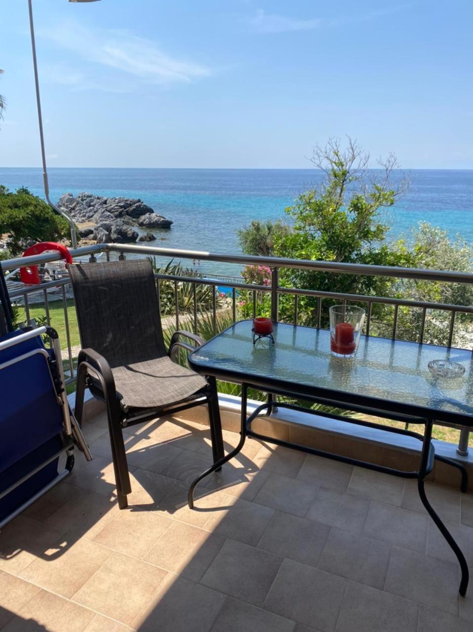 Kyana Big Blue Apartments อาเกีย ปาราสเควิ ภายนอก รูปภาพ